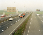 800810 Gezicht op de A12 te Utrecht, vanaf het viaduct in het verkeersplein Oudenrijn, uit het oosten.